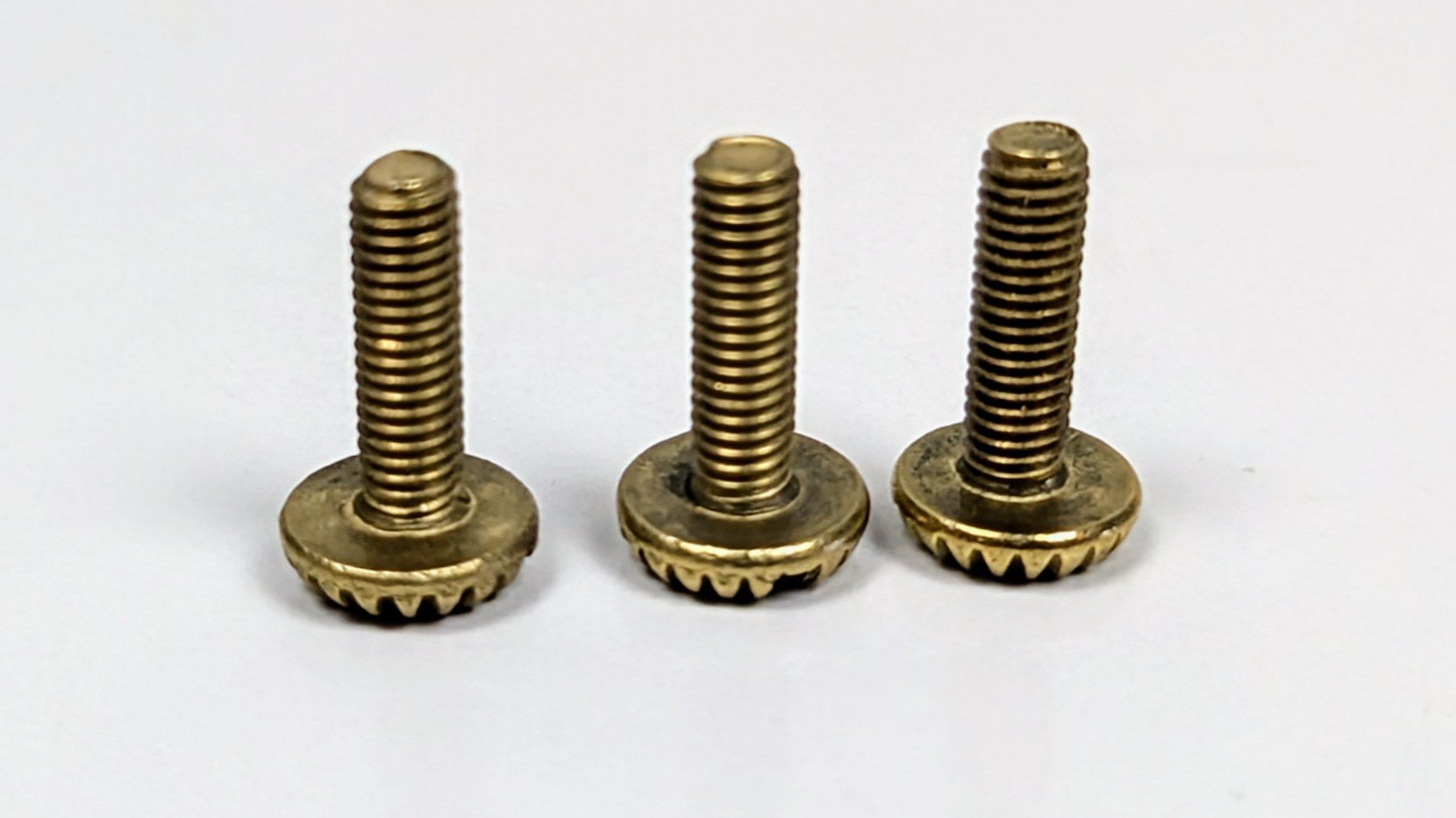 Vintage MØRK MAT MESSING fingerskruer til lampeglas holdere. M3 – 10 mm.
