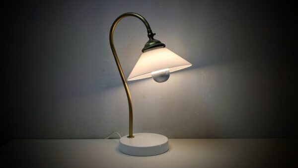 Elegant glas skrivebordslampe. 35 cm høj. Ny. Møller redesign.