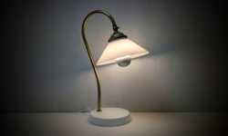 Elegant glas skrivebordslampe. 35 cm høj. Ny. Møller redesign.