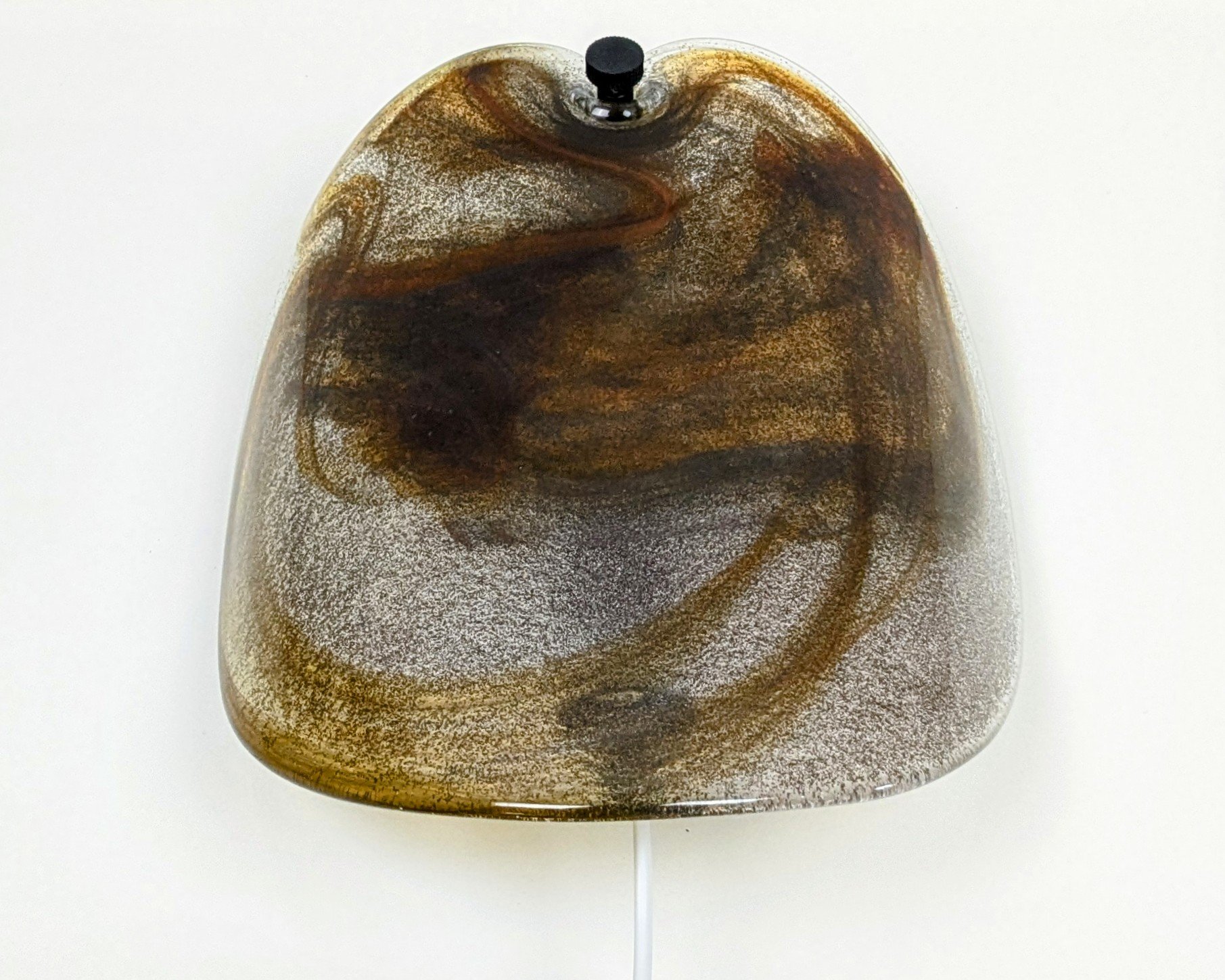 Per Lütken væglampe 1978. Fyens Glasværk. Holmegaard. 26×22. Brun okker