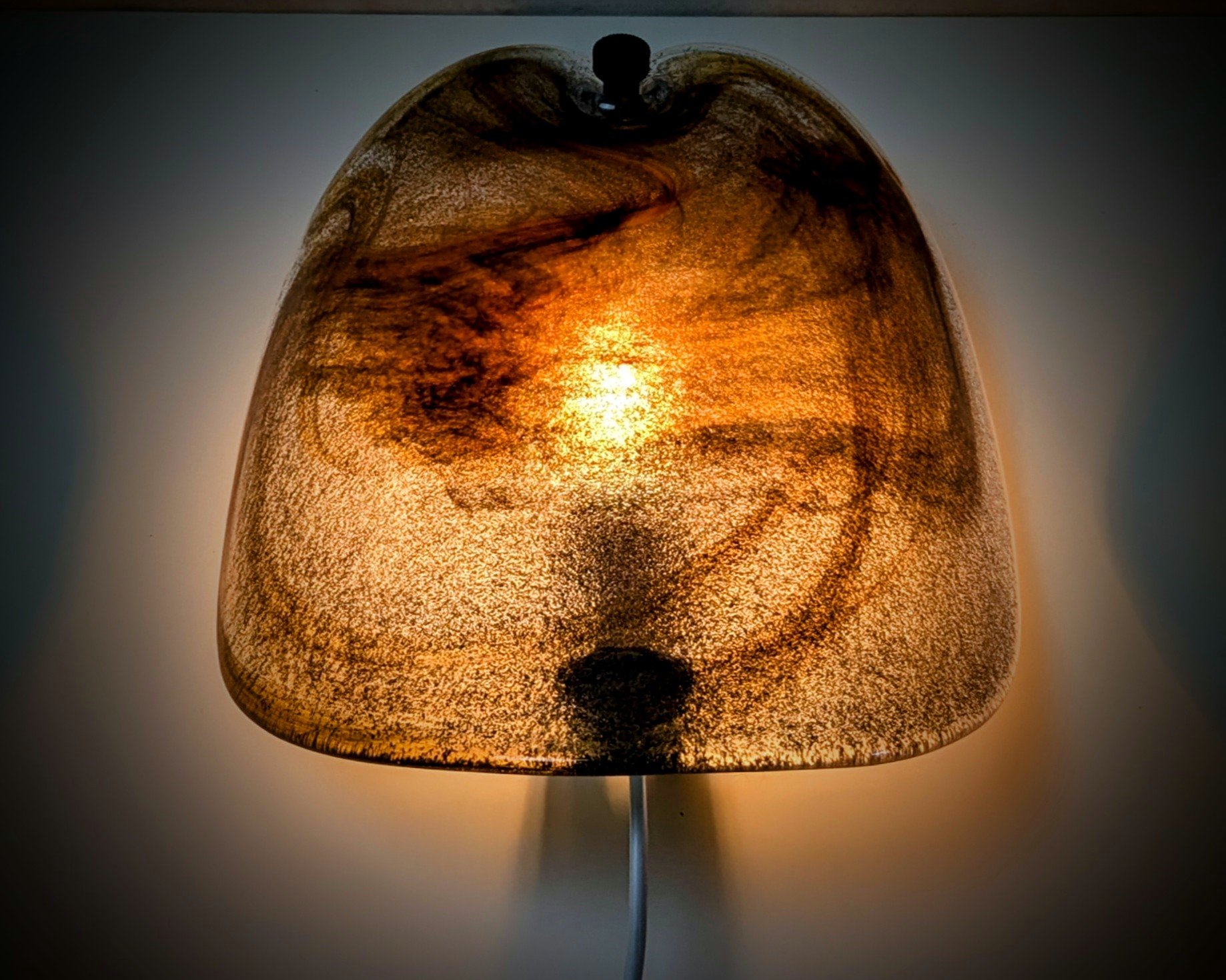 Per Lütken væglampe 1978. Fyens Glasværk. Holmegaard. 26×22. Brun okker