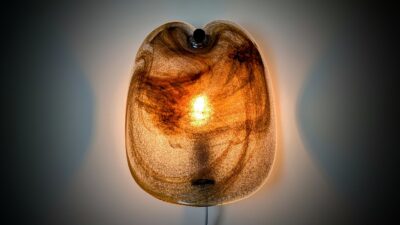 Per Lütken væglampe 1978. Fyens Glasværk. Holmegaard.  26x22. Brun okker