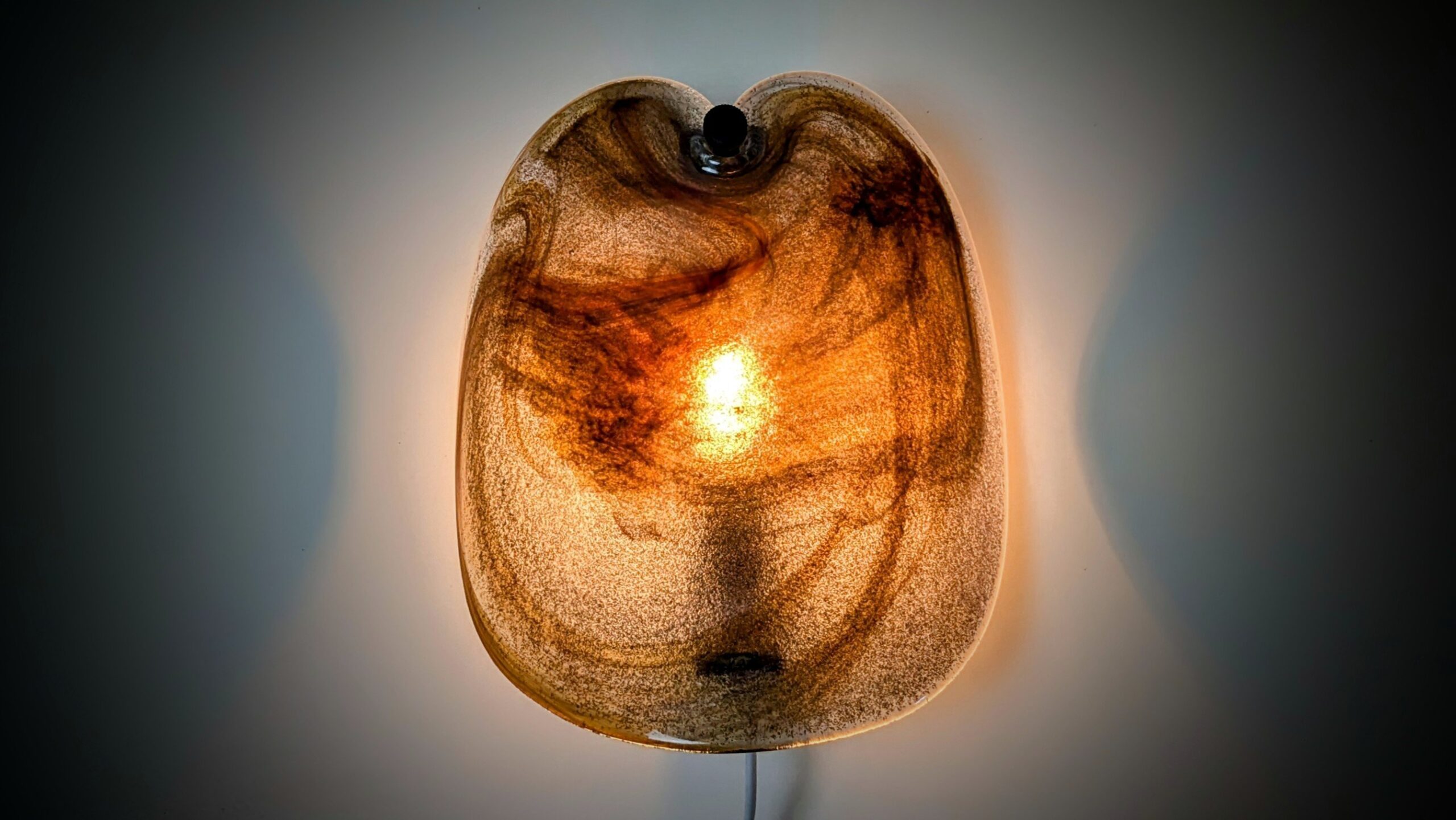 Per Lütken væglampe 1978. Fyens Glasværk. Holmegaard. 26×22. Brun okker