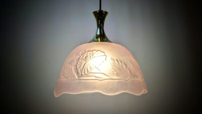 Overdådig rosa glaslampe fra 1980. Glasset er ubrugt. Ø28. Nyt el. 2 haves.
