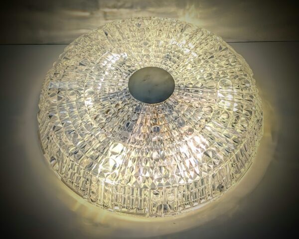 Elegant Carl Fagerlund Orrefors Glasbruk plafond. 6 kilo glas. Delvis restaureret. Ø48. Pickup only.