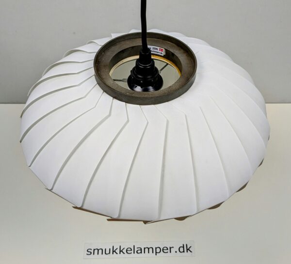 Vidunderlig Lars Eiler Schiøler lampe fra 1970. Delvist nyt el. Ø32. Excellent condition. Læs mere.