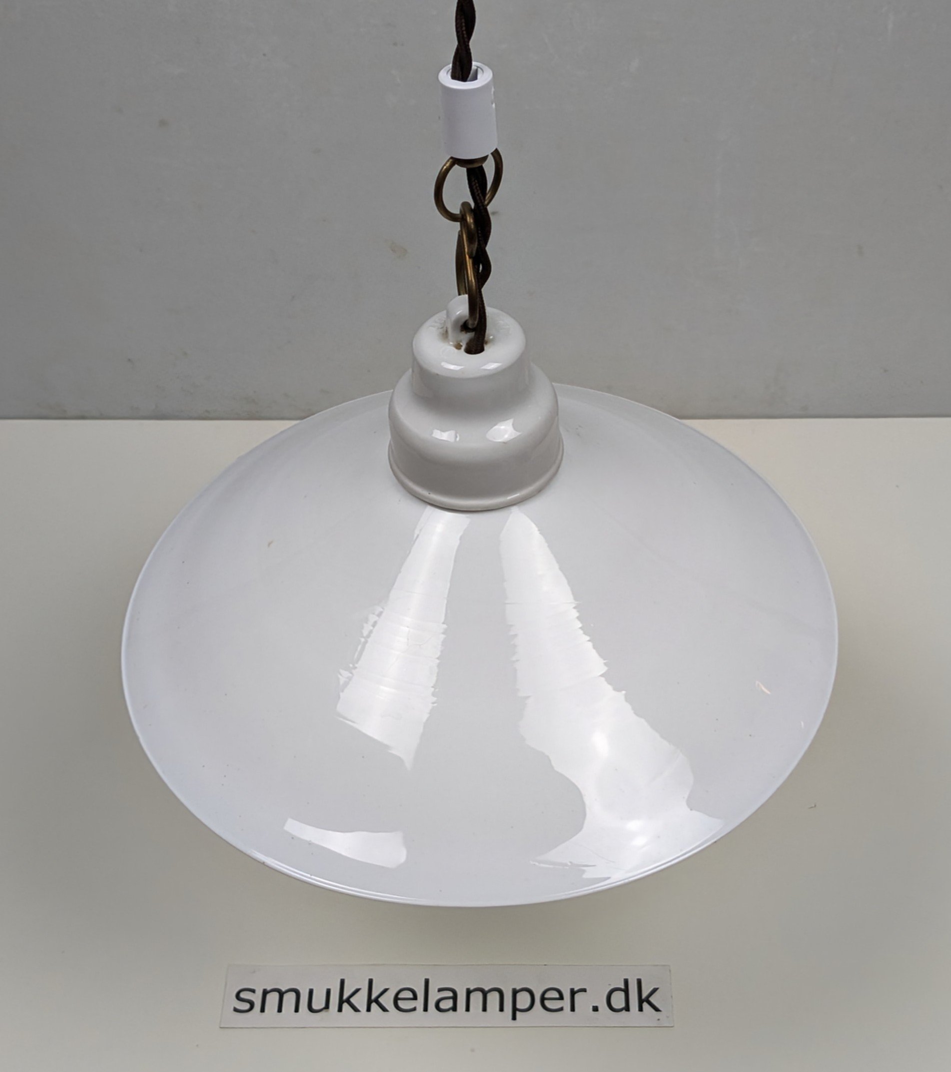 Antik Holmegaard opalglas skomager pendel. Porcelæn ophæng og snoet brun stofledning. Ø26,4