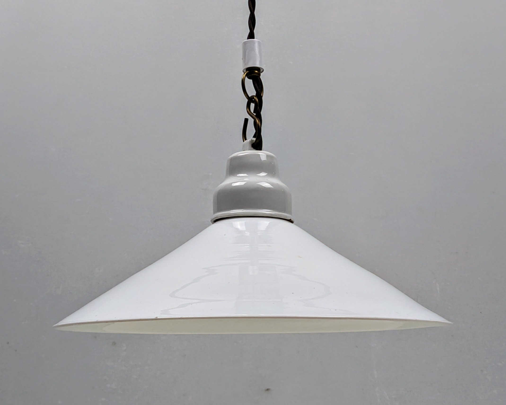 Antik Holmegaard opalglas skomager pendel. Porcelæn ophæng og snoet brun stofledning. Ø26,4