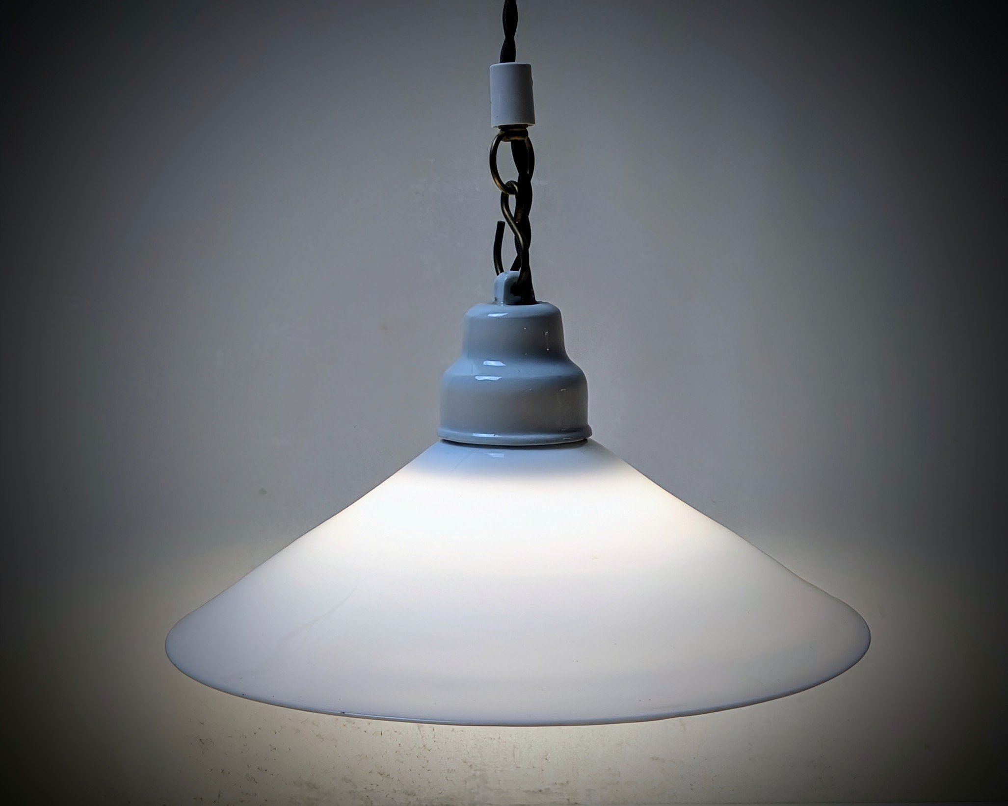 Antik Holmegaard opalglas skomager pendel. Porcelæn ophæng og snoet brun stofledning. Ø26,4