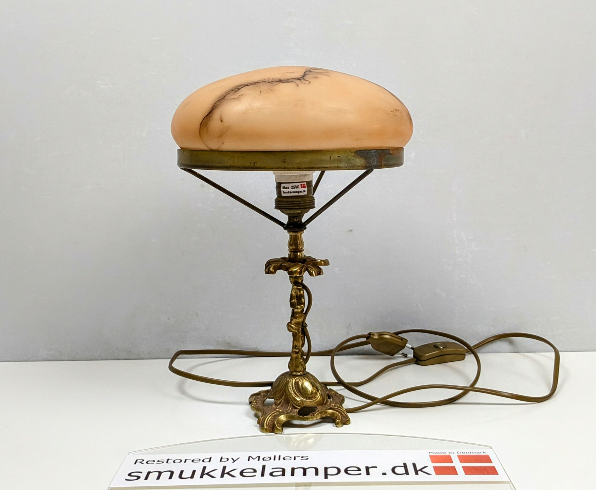 Messing bordlampe med marmoreret kuppel glas. Ø23. Nyt el. 33 cm høj.