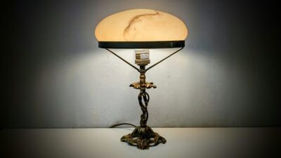 Messing bordlampe med marmoreret kuppel glas. Ø23. Nyt el. 33 cm høj.