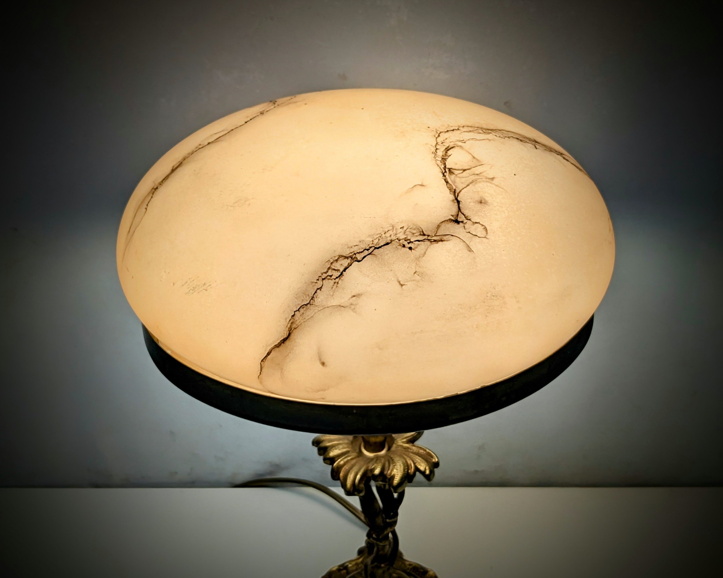 Messing bordlampe med marmoreret kuppel glas. Ø23. Nyt el. 33 cm høj.