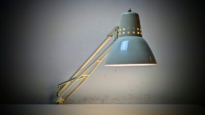 Smuk L.S.A arkitekt lampe fra 1960. Fløde hvid. 55 cm udhæng. Arbejds lampe. Smuk stand.