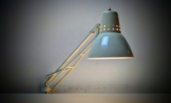 Smuk L.S.A arkitekt lampe fra 1960. Fløde hvid. 55 cm udhæng. Arbejds lampe. Smuk stand.