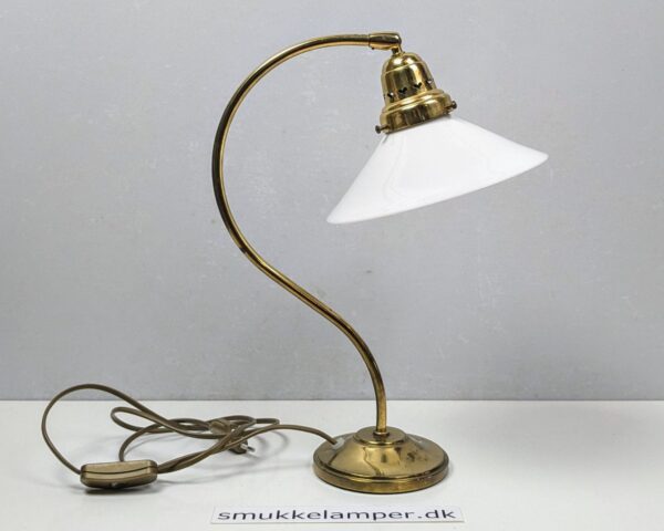 Karlskrona bordlampe i messing med Holmegaard opalglas. Restored. Nyt el.