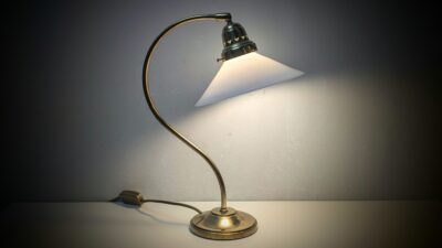 Karlskrona bordlampe i messing med Holmegaard opalglas. Restored. Nyt el.