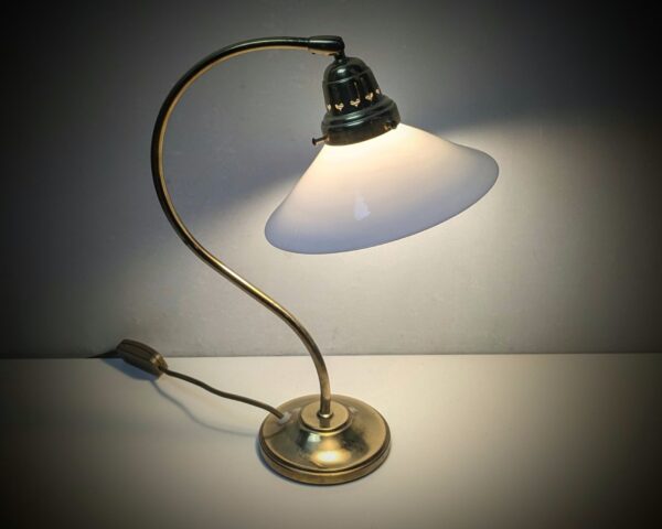 Karlskrona bordlampe i messing med Holmegaard opalglas. Restored. Nyt el.