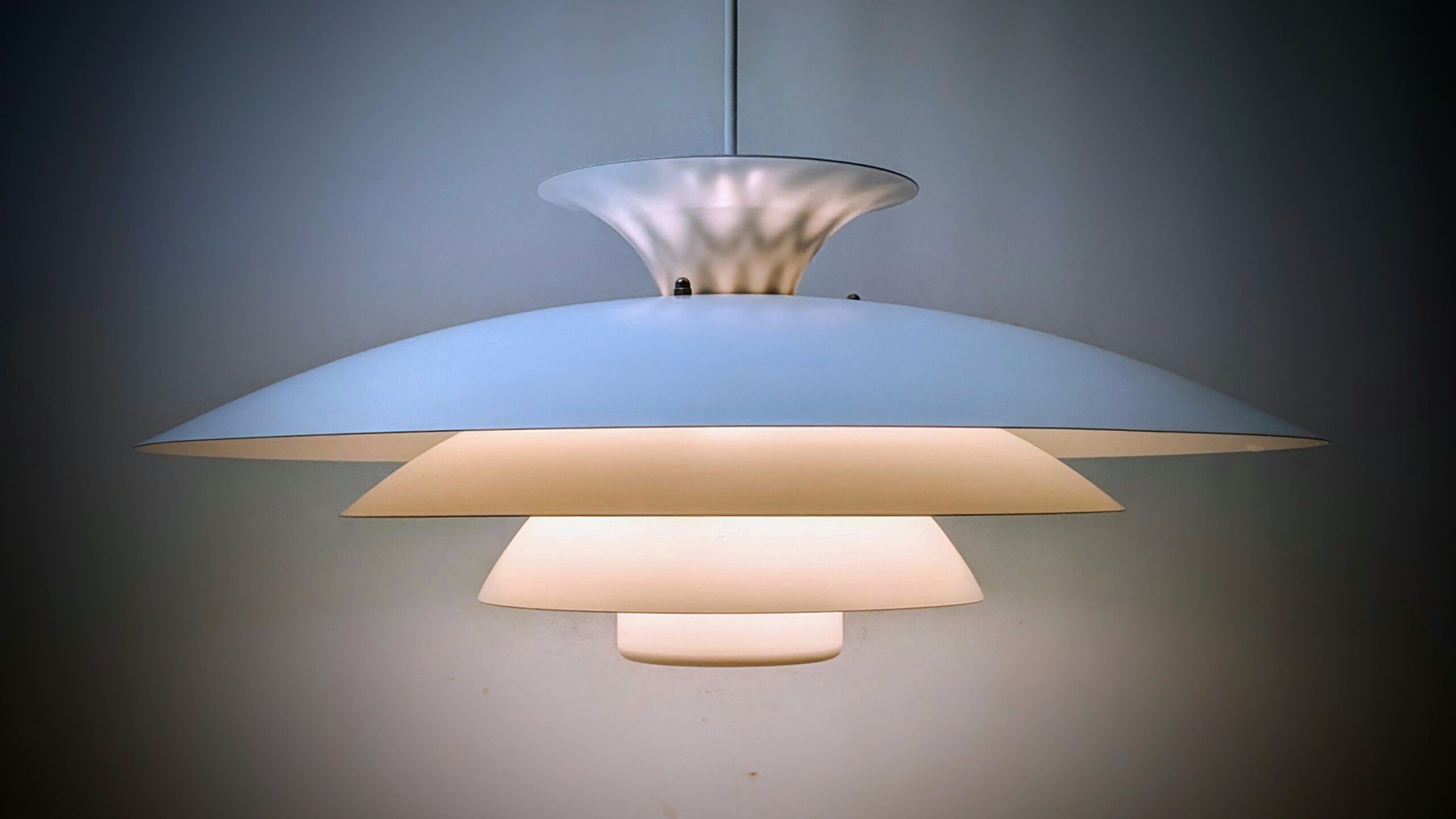 Danish design. Form Light 52511. Få brugsspor. Ø48. Nyt el.