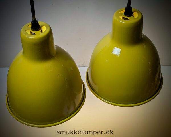 Sæt med 2 Luxo loftlamper. Fuld restaureret. Raw yellow i industri colour. Ø17. Nyt el.