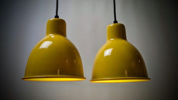 Sæt med 2 Luxo loftlamper. Fuld restaureret. Raw yellow i industri colour. Ø17. Nyt el.