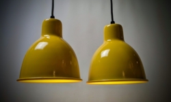 Sæt med 2 Luxo loftlamper. Fuld restaureret. Raw yellow i industri colour. Ø17. Nyt el.