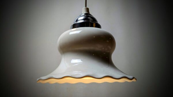 Charmerende lille køkken lampe i hvid porcelæn. Alt er nyt. Ø17.