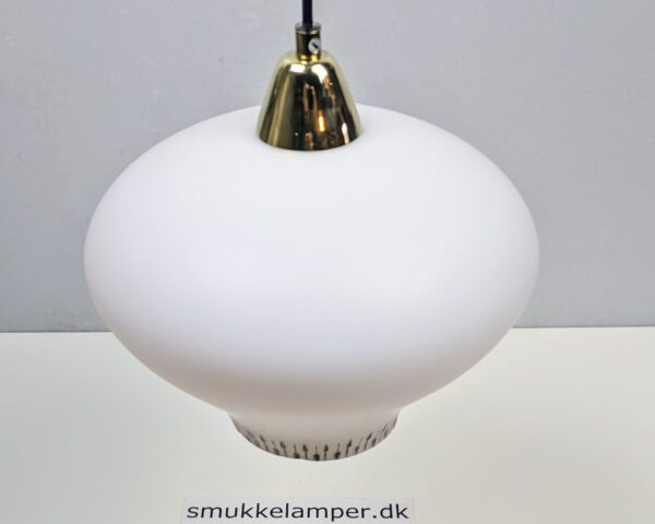 Elegant ballon opalglas lampe fra 1960. Ø25. Restored. Nyt el m.m