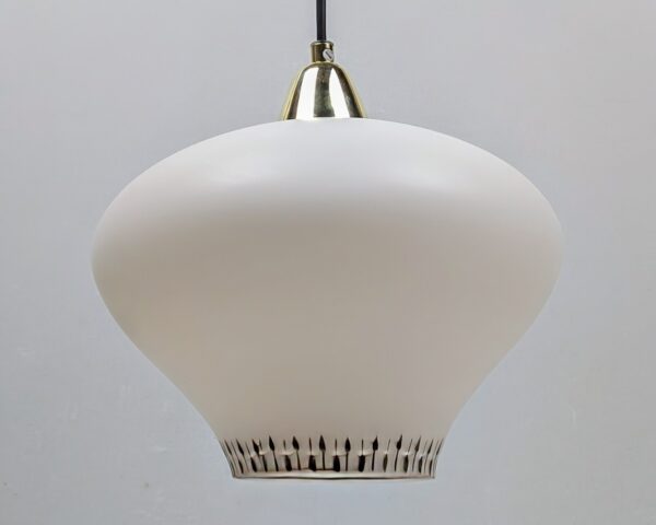 Elegant ballon opalglas lampe fra 1960. Ø25. Restored. Nyt el m.m