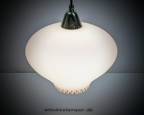 Elegant ballon opalglas lampe fra 1960. Ø25. Restored. Nyt el m.m