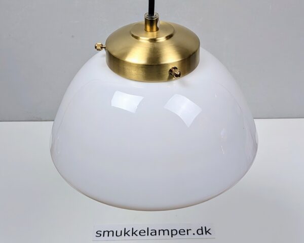 Elegant opalglas kuglependel. Ø23. 1960. Fuld restaureret. Messing m.m