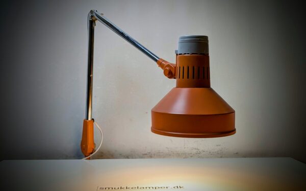 Skøn industri arbejds lampe fra 1970. Mat orange. 1 meter udhæng.