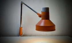 Skøn industri arbejds lampe fra 1970. Mat orange. 1 meter udhæng.