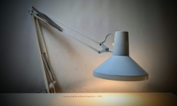 Stor hvid Luxo arkitekt lampe fra 1970. 1 meter udhæng. Få brugsspor.