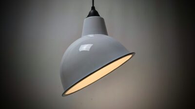Emaljeret hvid loftlampe. Nostalgia design. Ny. Ø25. 29 cm høj. 2 haves. Nyt el.