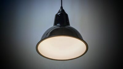 Emaljeret Sort emalje loftlampe. Nostalgia design. Ny. Ø25. 29 cm høj. Nyt el.