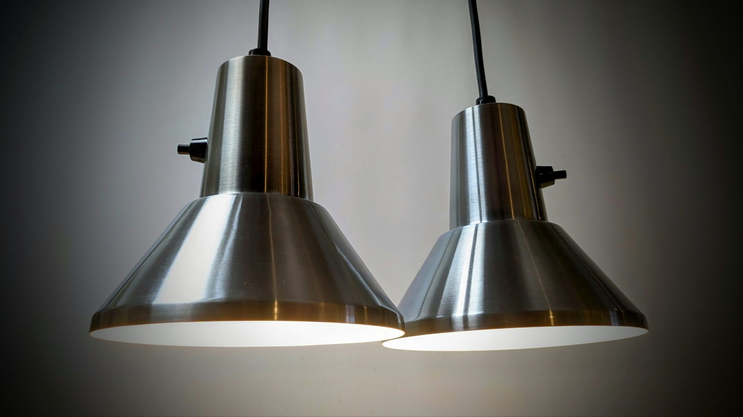 Sæt med 2 nye håndsamlede vintage alu lamper fra 1960. Nyt el m.m. Perfekt til lille værksted m.m. Old stock
