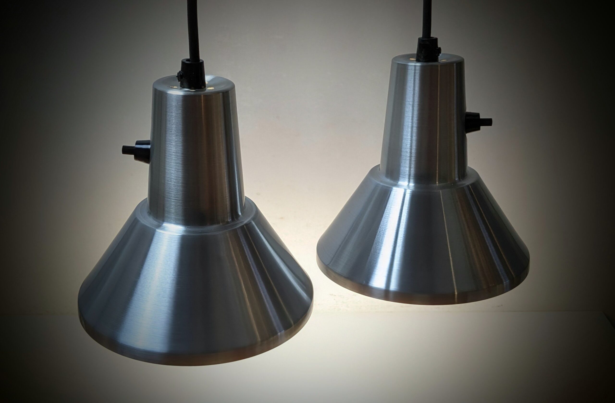 Sæt med 2 nye håndsamlede vintage alu lamper fra 1960. Nyt el m.m. Perfekt til lille værksted m.m. Old stock