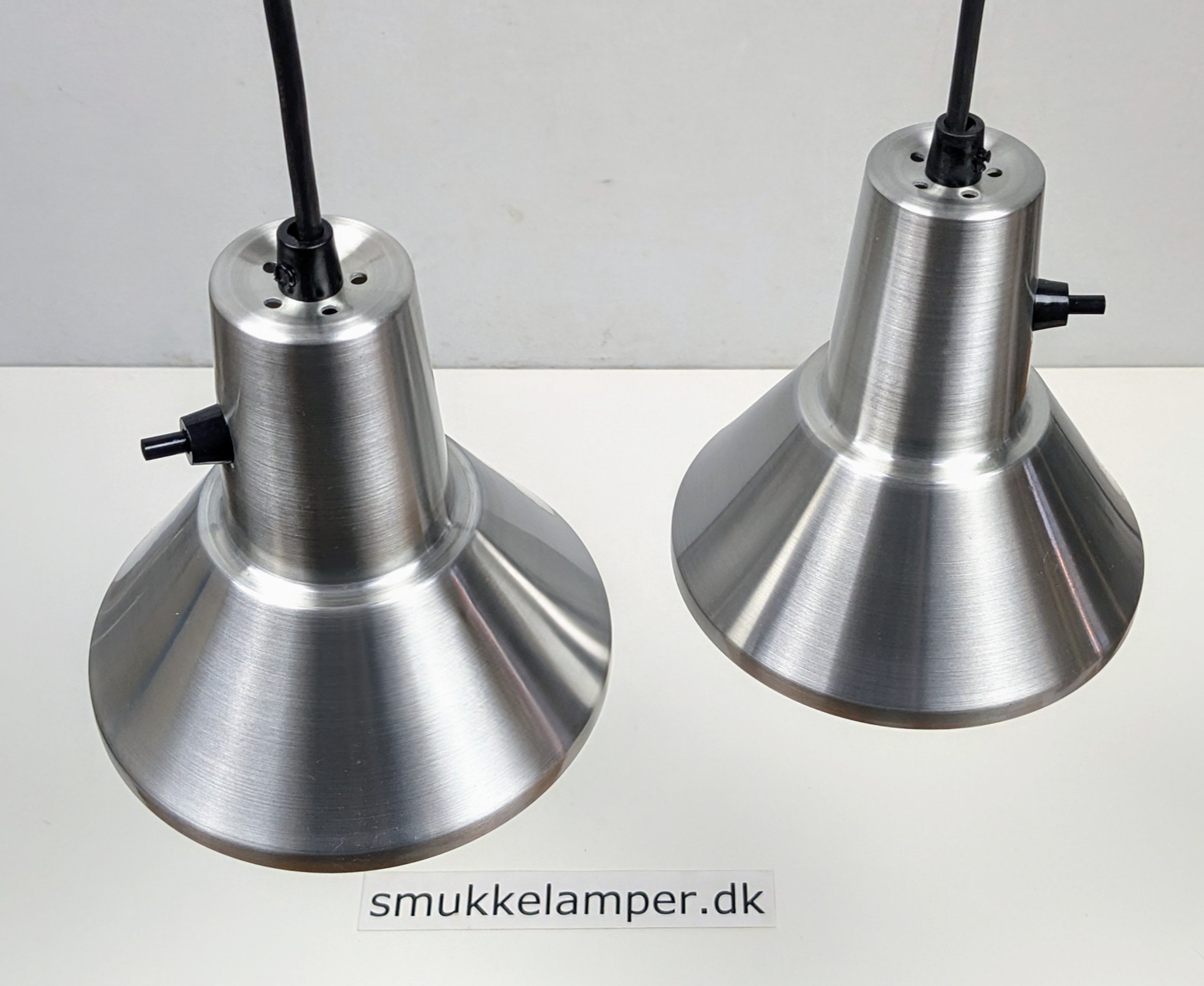 Sæt med 2 nye håndsamlede vintage alu lamper fra 1960. Nyt el m.m. Perfekt til lille værksted m.m. Old stock