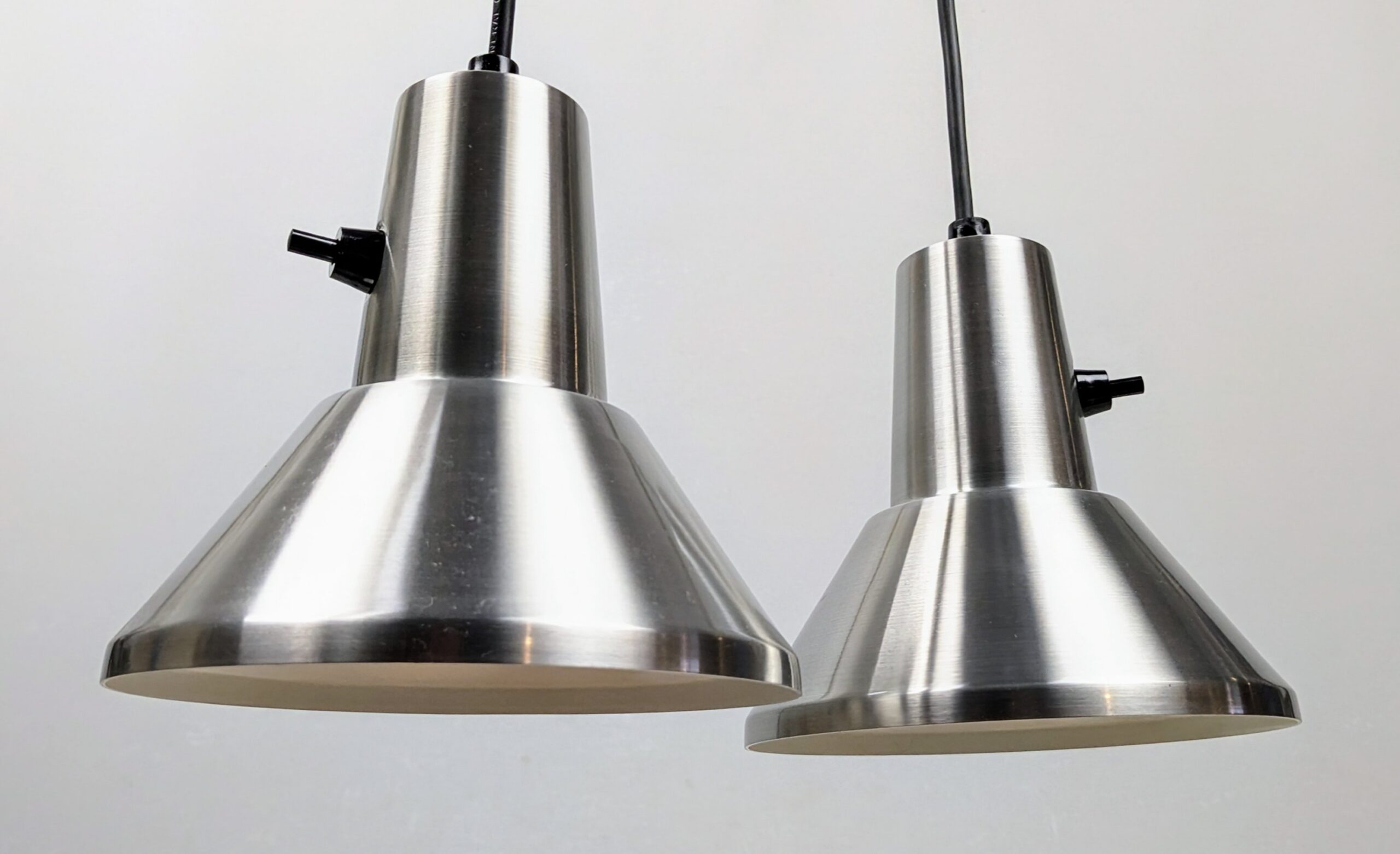 Sæt med 2 nye håndsamlede vintage alu lamper fra 1960. Nyt el m.m. Perfekt til lille værksted m.m. Old stock