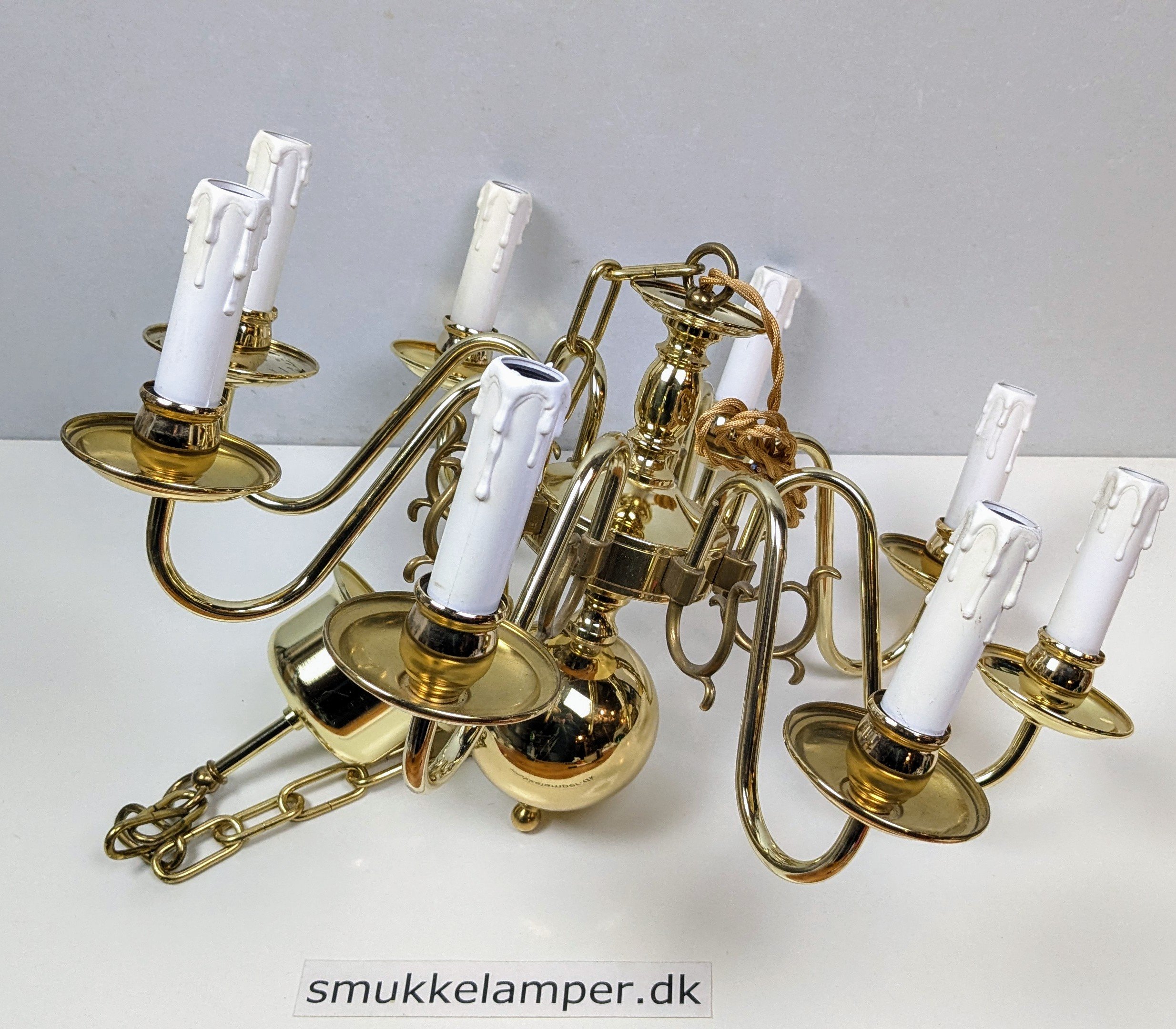 Ny eksklusiv 8 armet lysekrone i messing fra 1970. Ø52. Sjælden stand. Pickup only.
