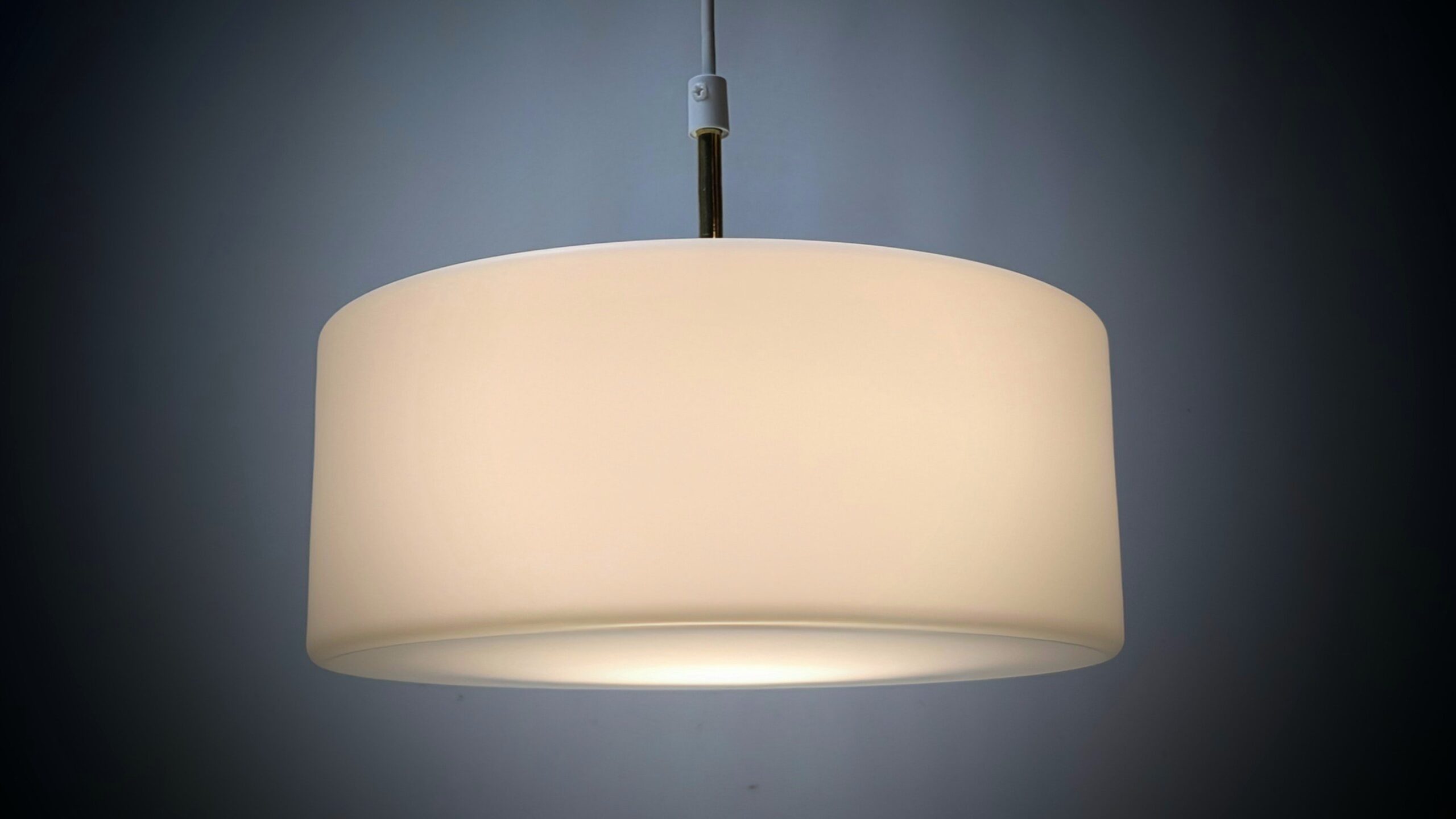 Stilren Custom made loftlampe. Opalglas. Ø29. Alt er nyt.