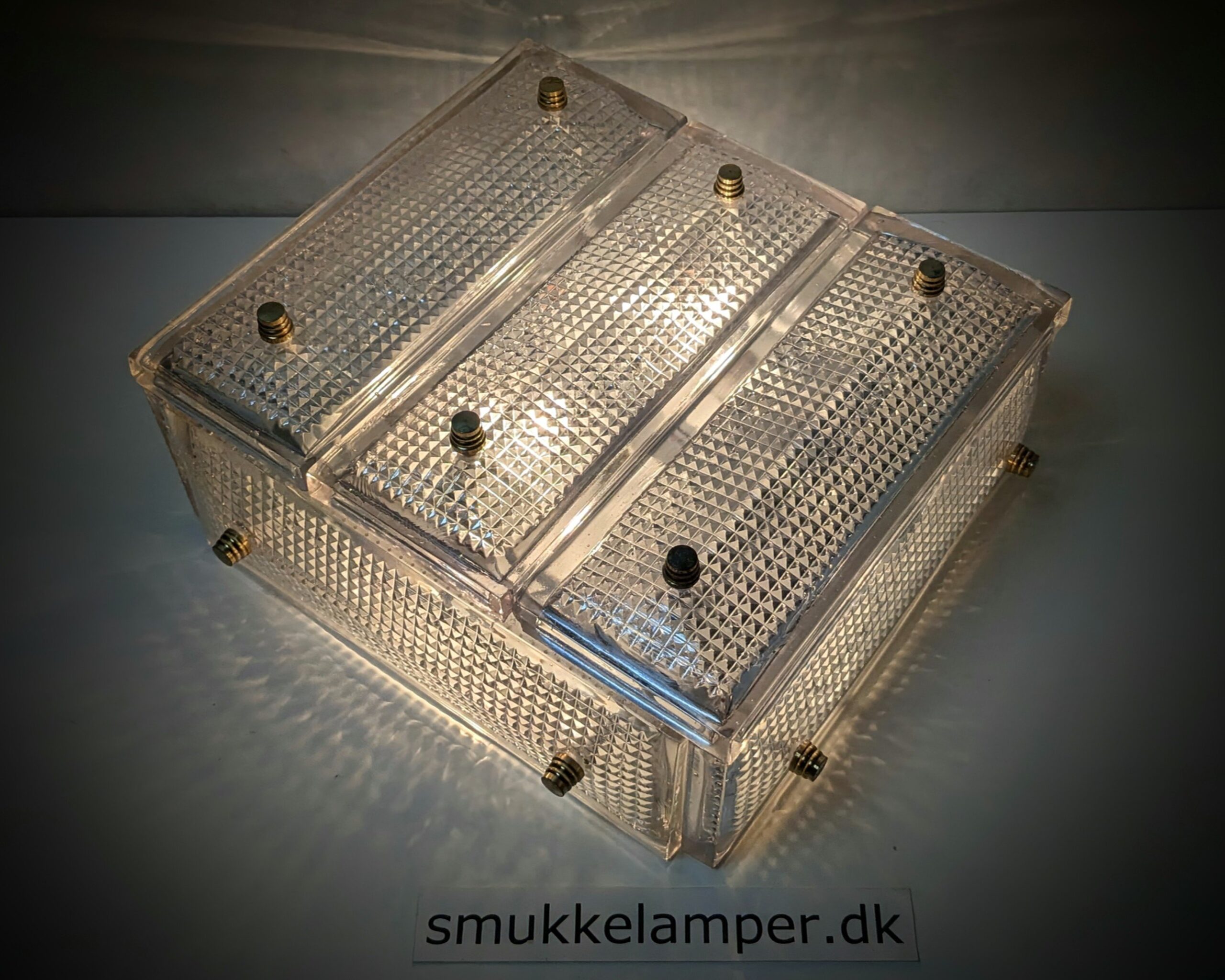 Eksklusiv stor svensk plafond med 5 kilo krystal glas. 33x33x14 cm. Nyt el. 1970.