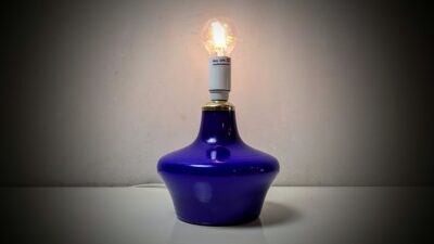 Fuld restaureret koboltblå glas bordlampe. 1980. 21cmH