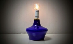 Fuld restaureret koboltblå glas bordlampe. 1980. 21cmH