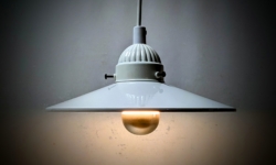 Skøn lille porcelæns skomager pendel. Ø23. Nyt el.