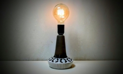 Ny dansk keramik lampe fra 1970. Opdateret nyt el. Ubrugt. Restparti. Indianer. Spirit