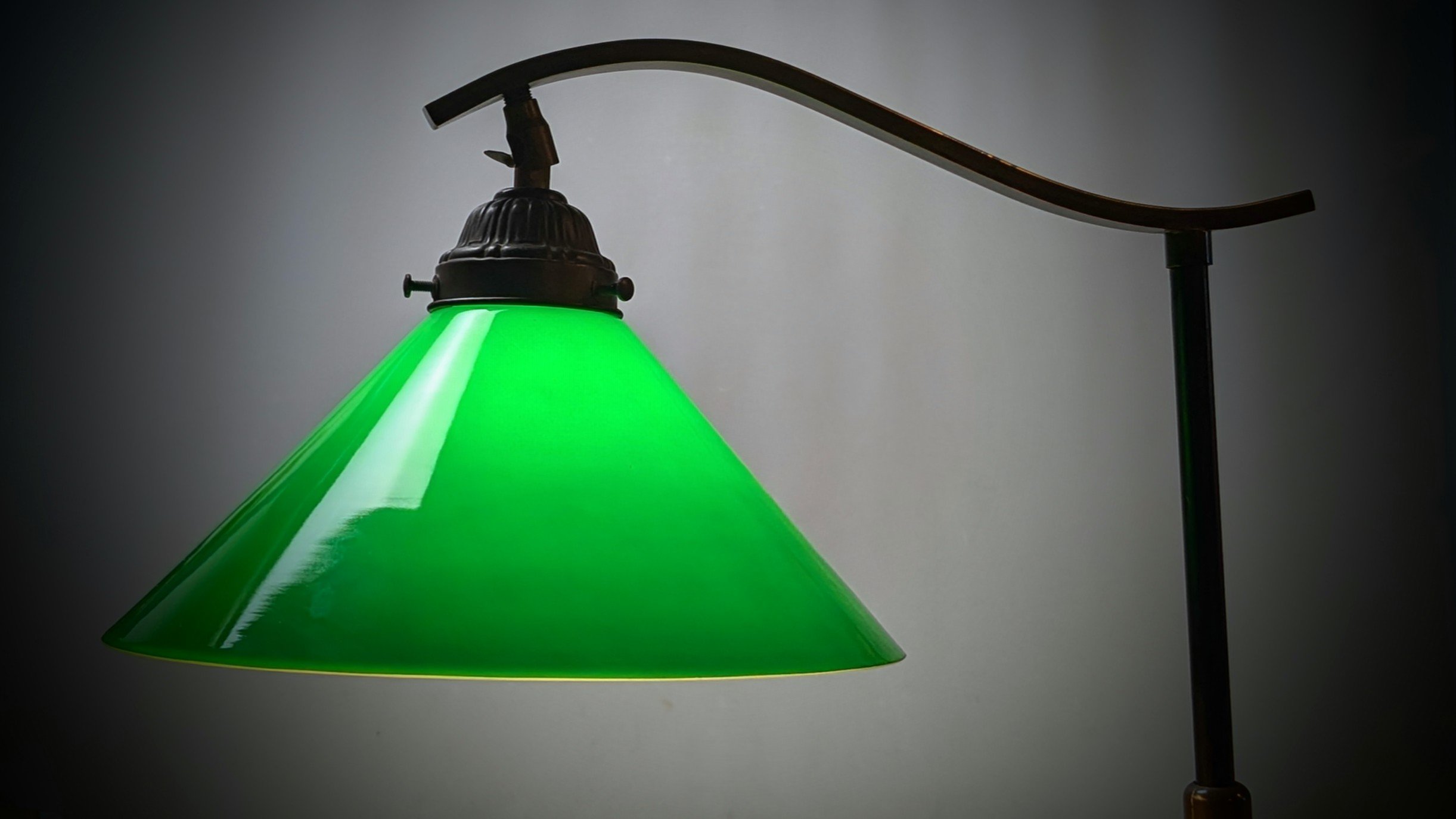 Elegant Antik herregård gulvlampe. Alt el er nyt. Grøn glas og Fodafbryder. Pickup only.
