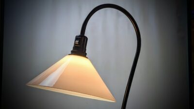 Elegant Dansk Danalux pryd gulvlampe. Hvid glas. Pickup only.