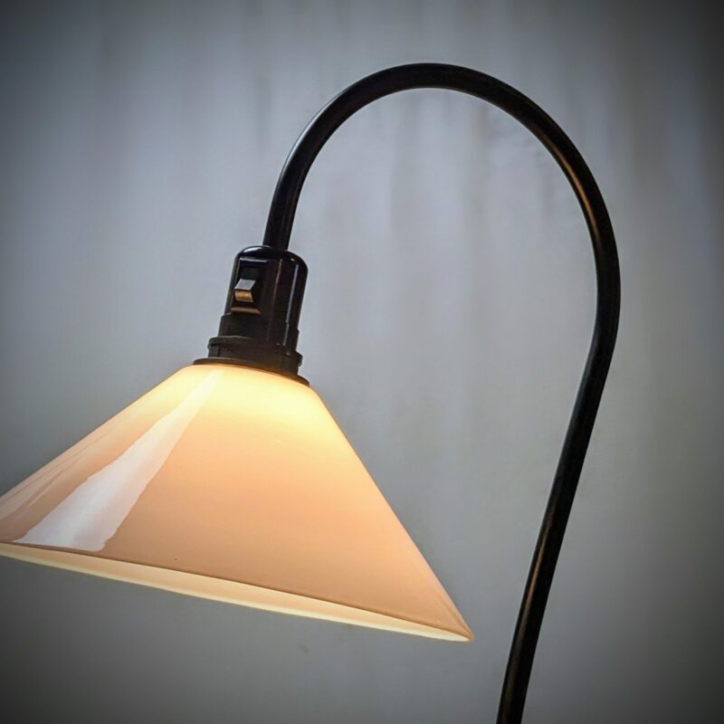 Elegant Dansk Danalux pryd gulvlampe. Hvid glas. Pickup only.