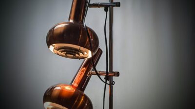 Klassisk bronze lakeret gulvlampe med brugsspor. Design klassiker. Pickup only.